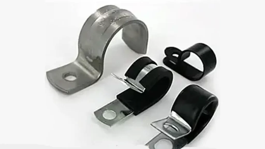 بست کابل نایلونی مشکی در حال استفاده برای مرتب‌سازی سیم‌های تابلو برق

