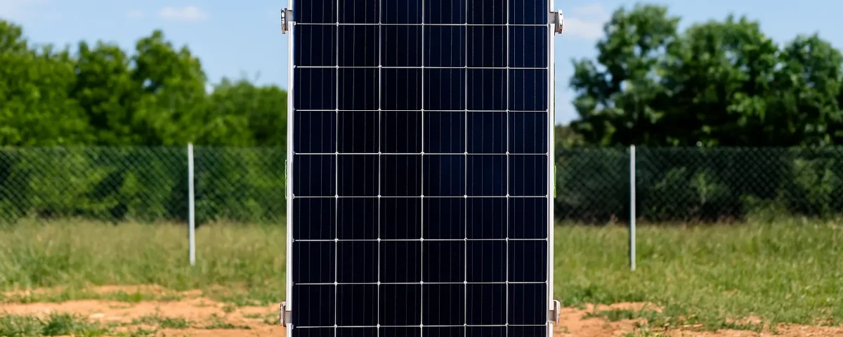 صفحه نصب عمودی پنل خورشیدی؛ مناسب پروژه‌های صنعتی و خانگی